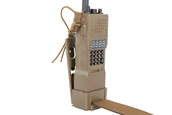Elektrický rychlonabíječ Specna Arms ve tvaru vysílačky AN/PRC152 Tan
