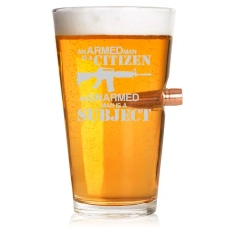 Vaso de cerveza con cartucho de hombre armado del 50