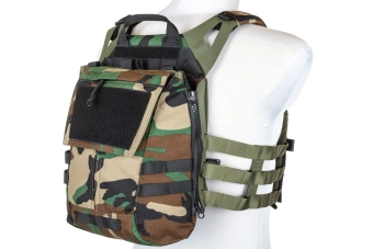 Specna Arms taktická vesta typu Plate Carrier s útočným panelem Woodland
