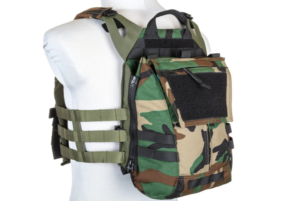 Specna Arms taktická vesta typu Plate Carrier s útočným panelem Woodland