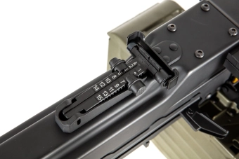 Ametralladora de airsoft AK-PK con elementos de madera