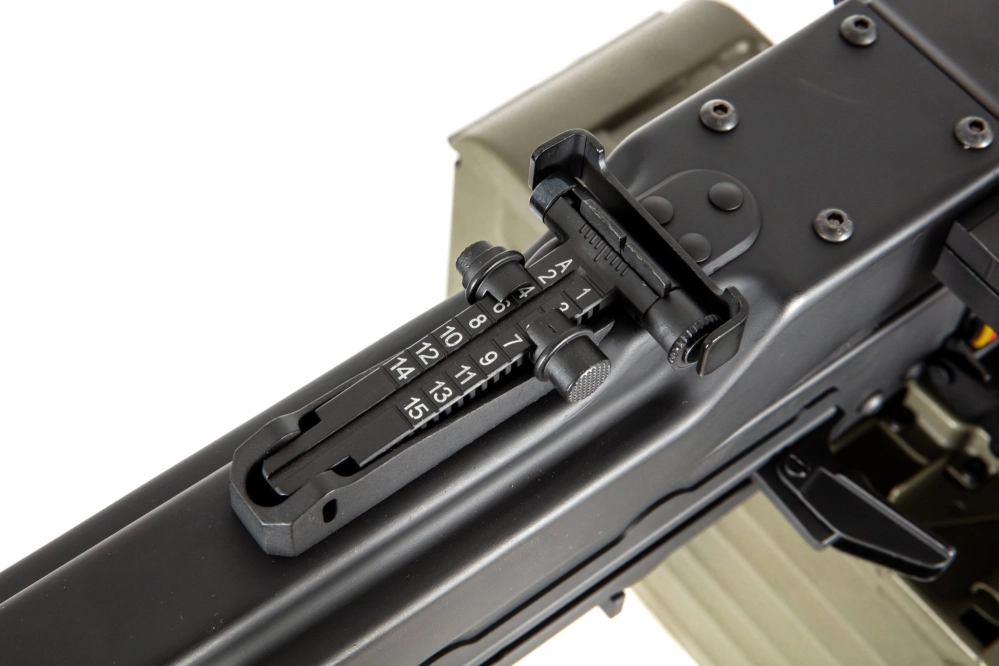 Ametralladora de airsoft AK-PK con elementos de madera