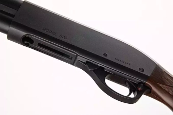 Replika brokovnice typu M870 s dřevěnou pažbou