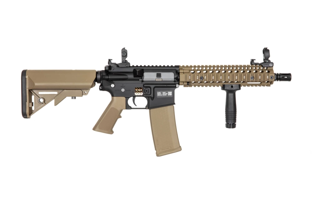 Replika karabinka Daniel Defense® MK18 SA-E19 EDGE™ - Half-Tan