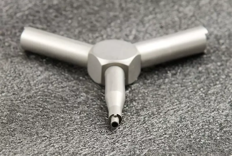 Magazine valve key