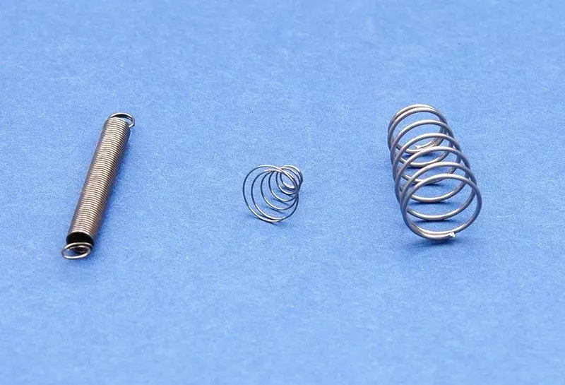 Sada zesílených pružin pro trysku.