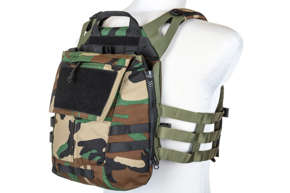 Specna Arms taktická vesta typu Plate Carrier s útočným panelem Woodland