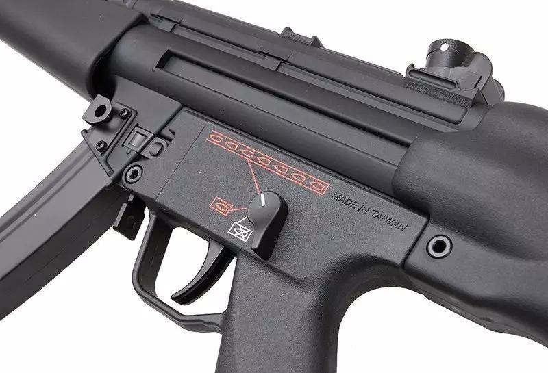 Pistolet mitrailleuse airsoft EGM A4 STD